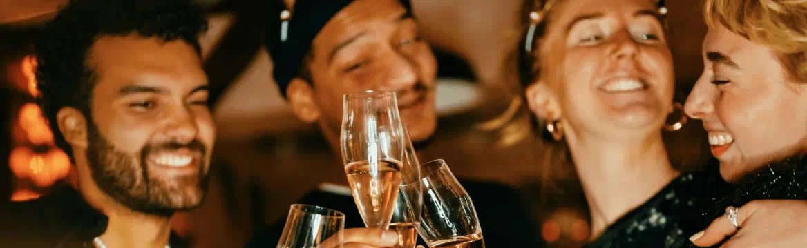 jongeren proosten op feest