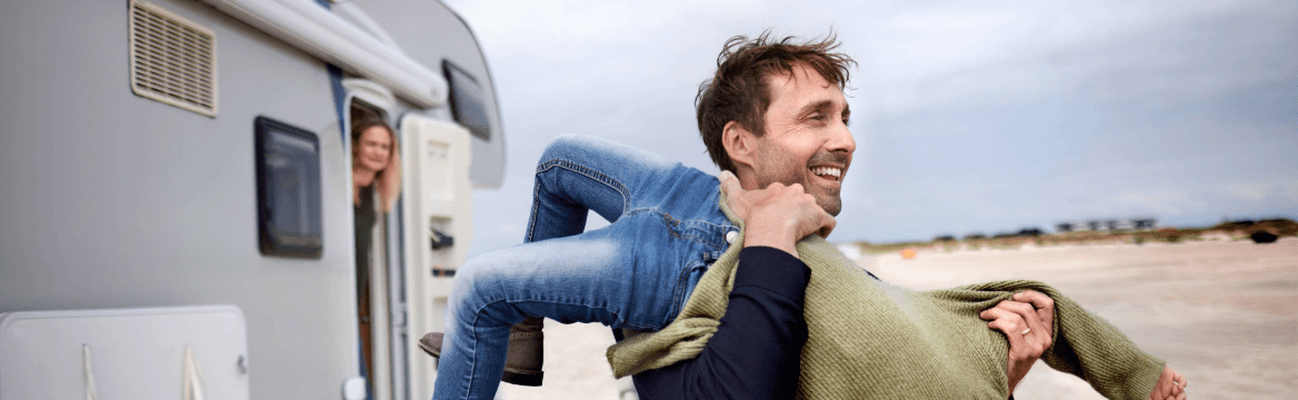 vader en zoon spelen voor camper