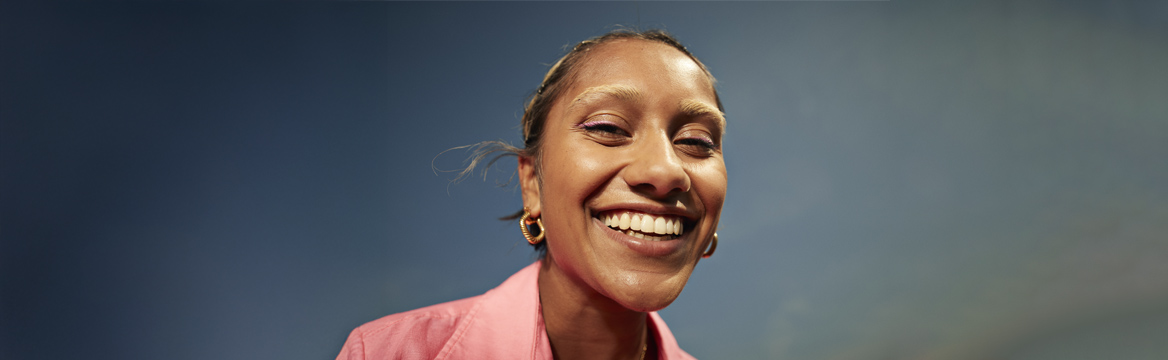 vrouw lacht in de camera