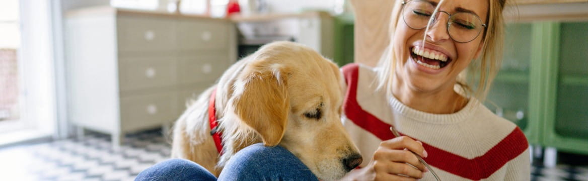 vrouw eet met hond