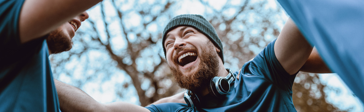 drie mannen sporten in een park