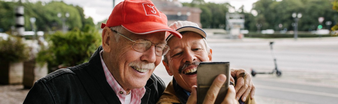 twee oudere mannen nemen een selfie