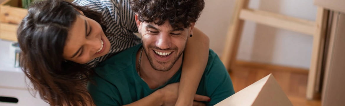 koppel knuffelt tijdens verhuizen