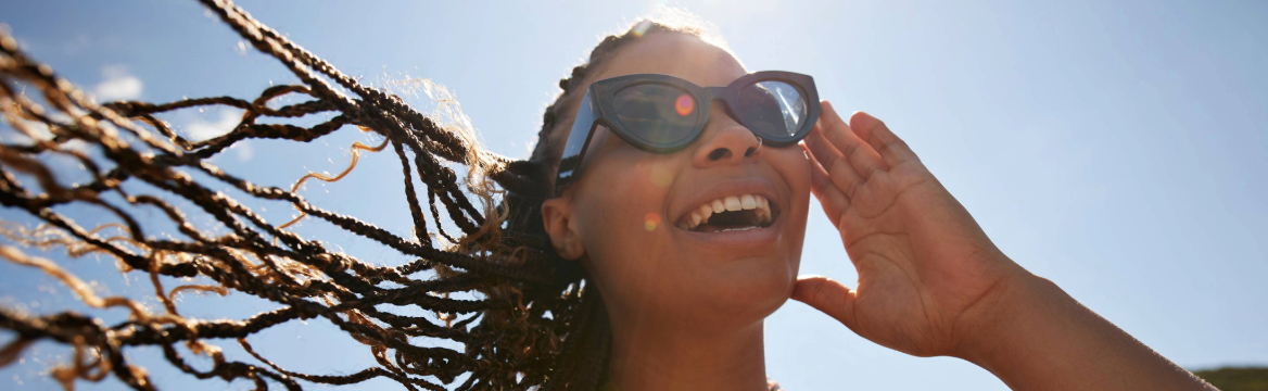 jonge vrouw is aan het genieten van de zon