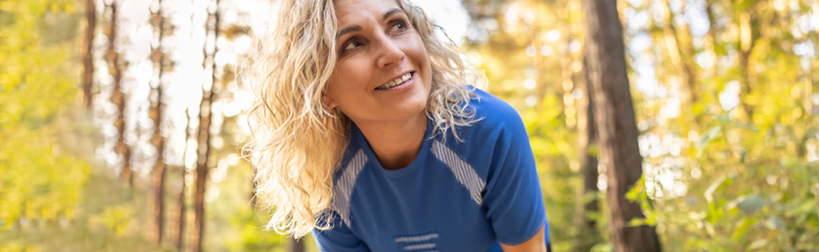 vrouw met sportkleding aan in bos