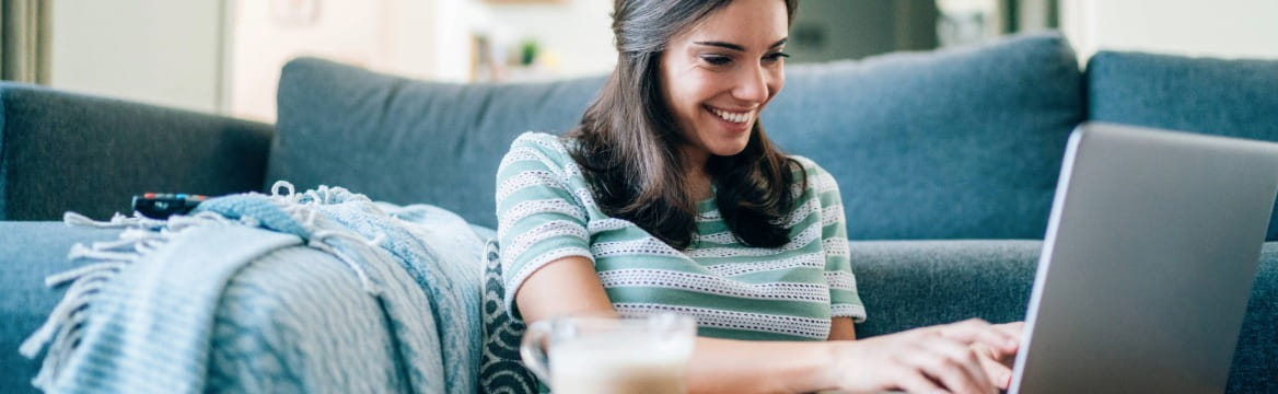 vrouw zit achter laptop