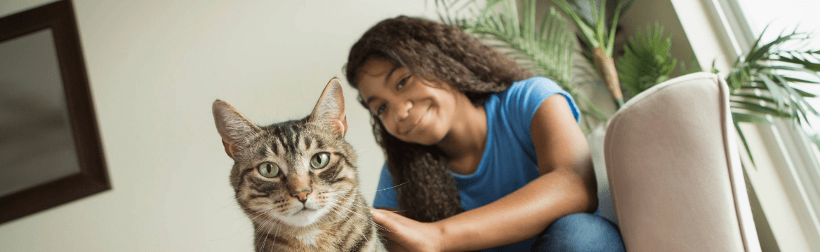 meisje met kat op de bank