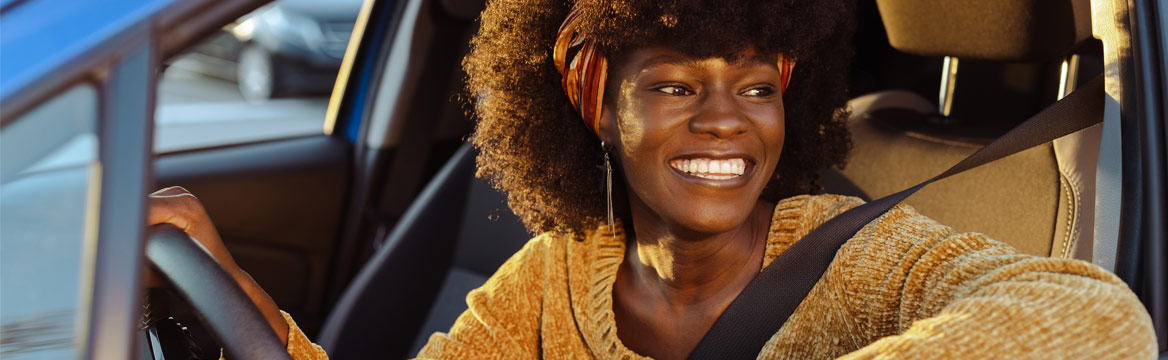 vrouw lachend in auto