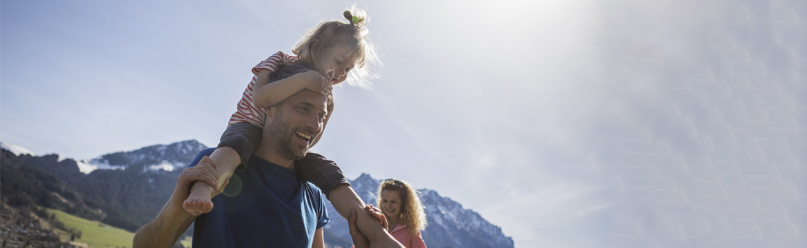 Man met twee kinderen in de zee