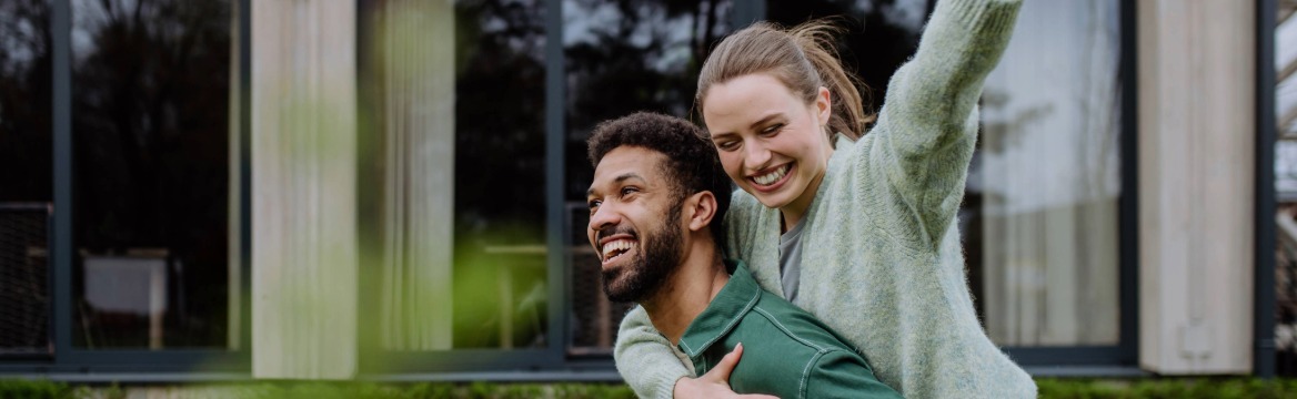 koppel blij in de tuin