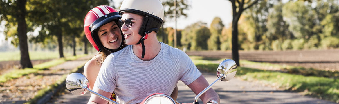 jongen en meisje samen op scooter
