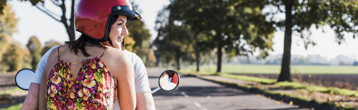 jongen en meisje samen op scooter