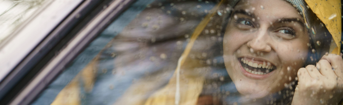 vrouw tijdens regen in auto