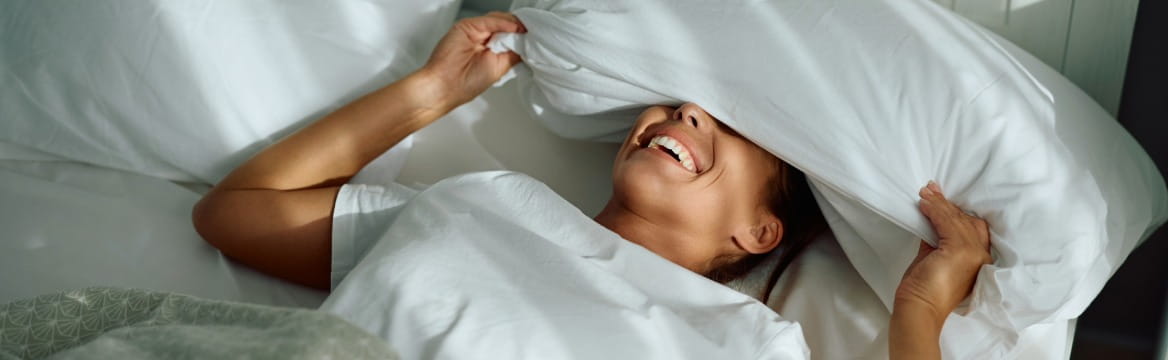 twee oudere mannen nemen een selfie