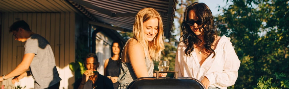 twee vrouwen zijn aan het barbecueen