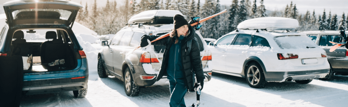 vrouw met ski's voor auto