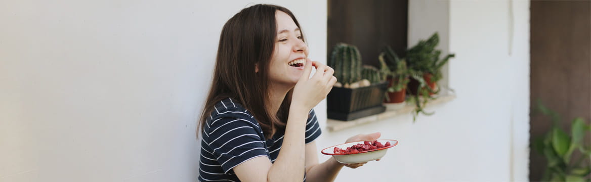vrouw eet fruit in huis