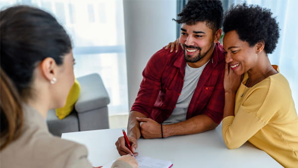 Foto ontzorgd jong stel tijdens adviesgesprek bij pensioenadvies van OpGroen
