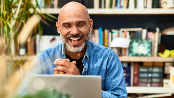 Foto ontzorgde man tijdens persoonlijk adviesgesprek bij pensioenadvies van OpGroen