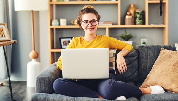Vrouw op bank met laptop