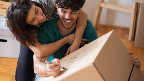 koppel knuffelt tijdens verhuizen