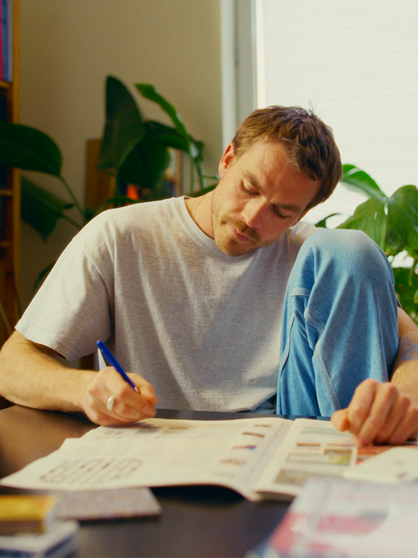 Man met een krant en een pen