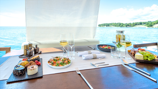 Prachtig gedekte tafel aan blauwe zee