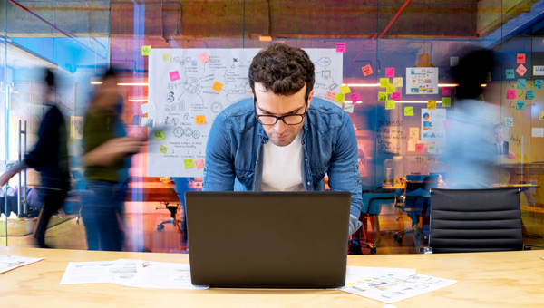 Medewerker werkt vanaf een laptop