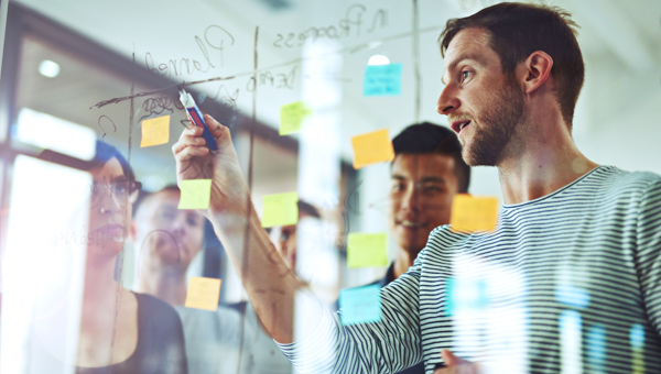 Collega's in een brainstorm sessie