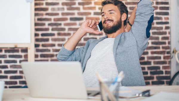 OpGroen medewerker werkt vanuit huis achter zijn laptop